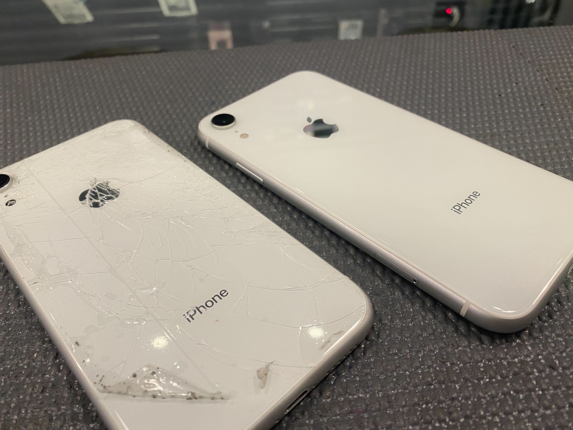 可憐IPhone XR摔機被車輾過