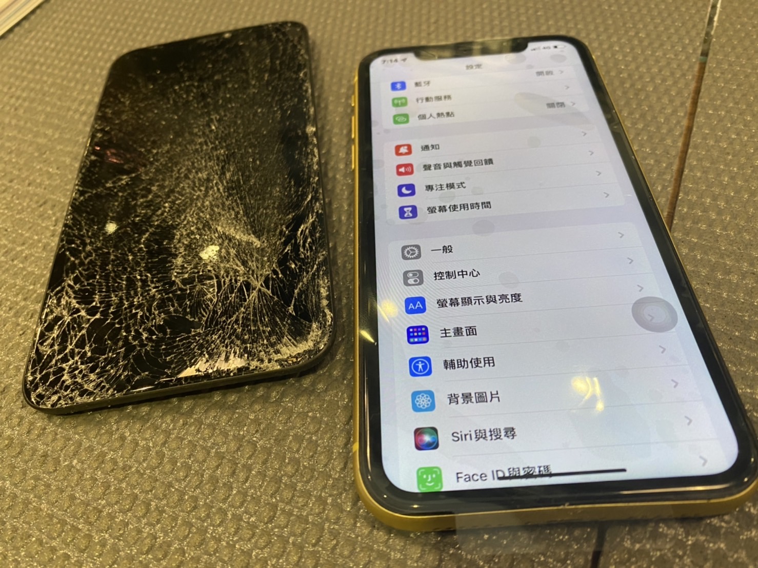 iPhone 11小姐姐開飛航模式被車撞碾過