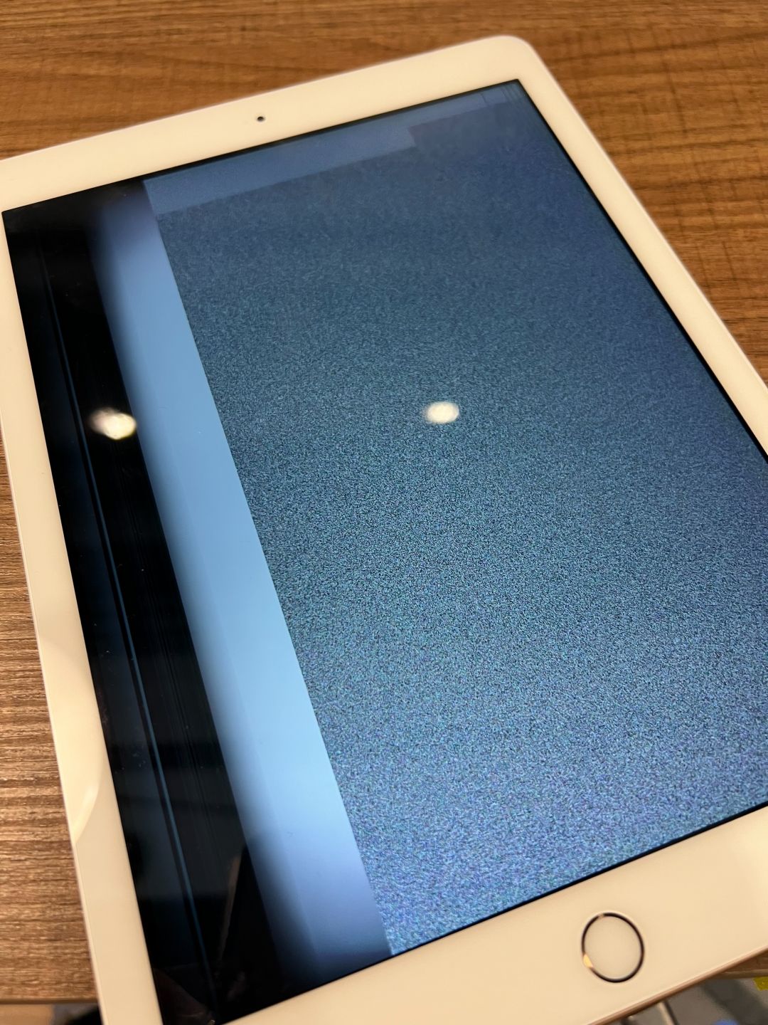 喝到奶茶Ipad 8無法開機