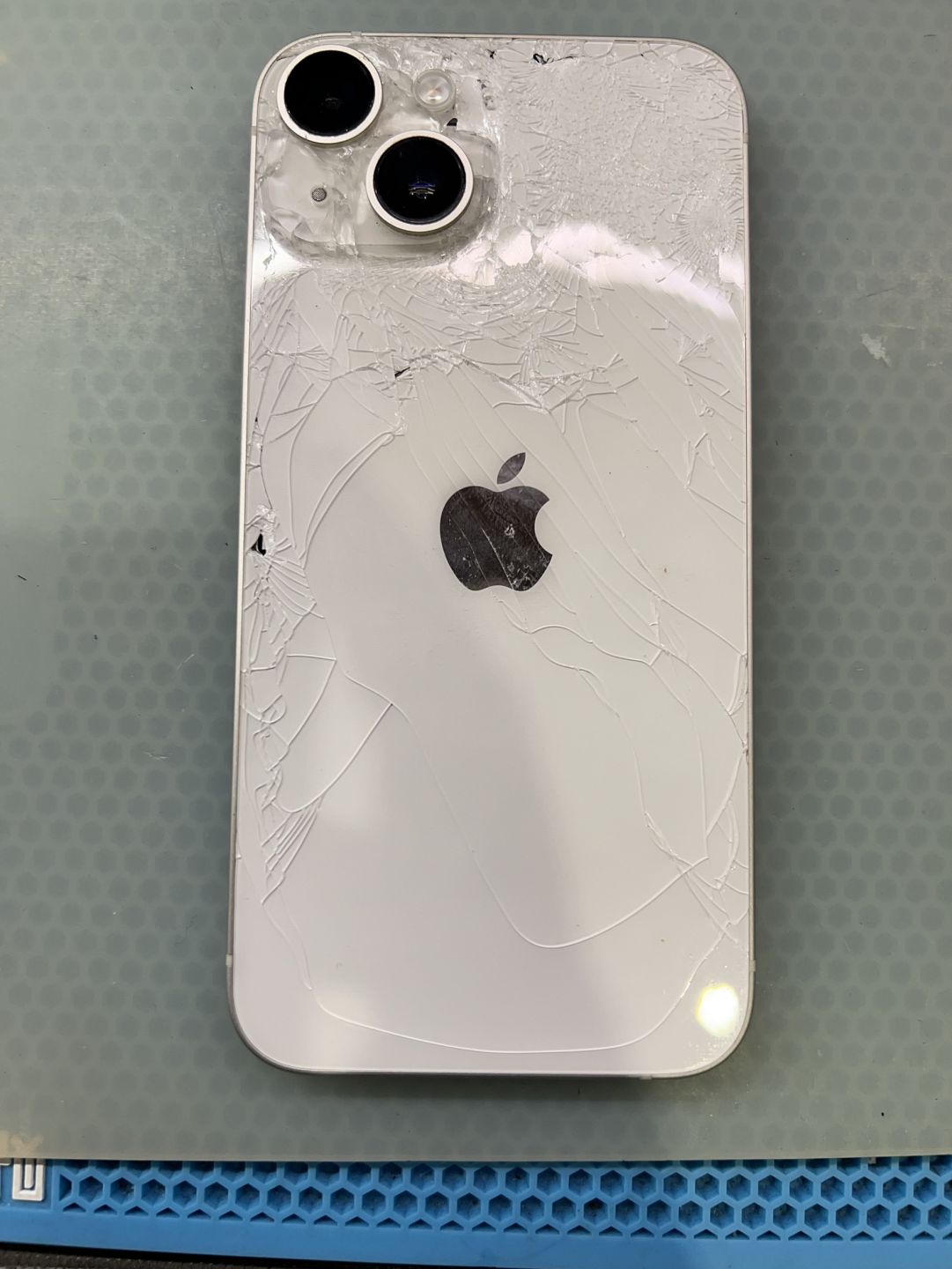 iPhone 14 背蓋破裂維修更換