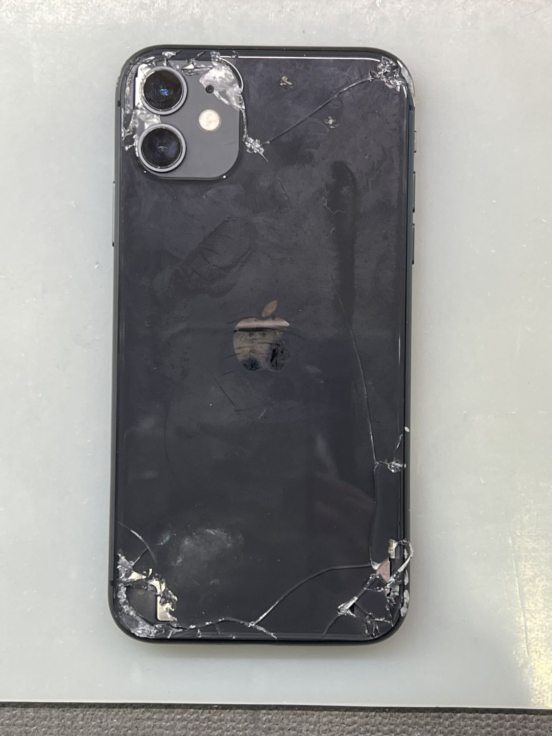 iPhone 11背殼破裂維修更換